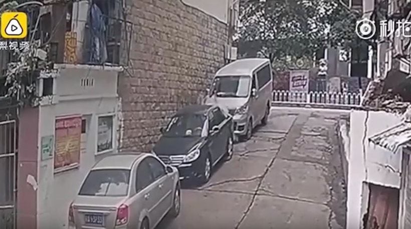 Τραγικό: Νύφη πέφτει από μπαλκόνι και προσγειώνεται σε αμάξι (βίντεο)